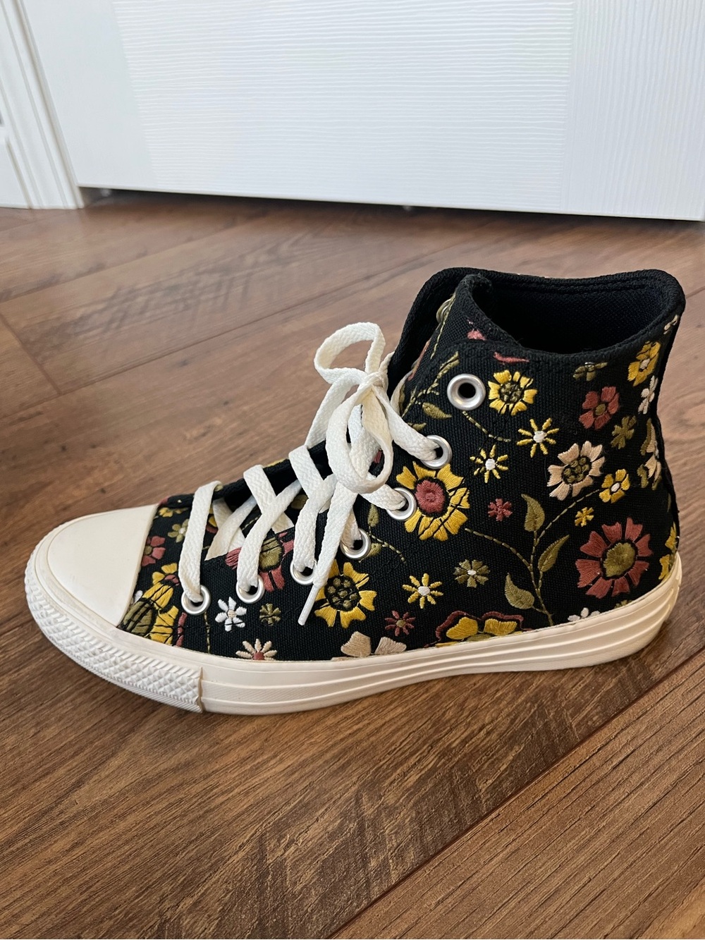Converse Chuck Taylor All Star Retro Flowers Embroidered - Women’s 7/ Men’s 5 - Picture 7 of 16